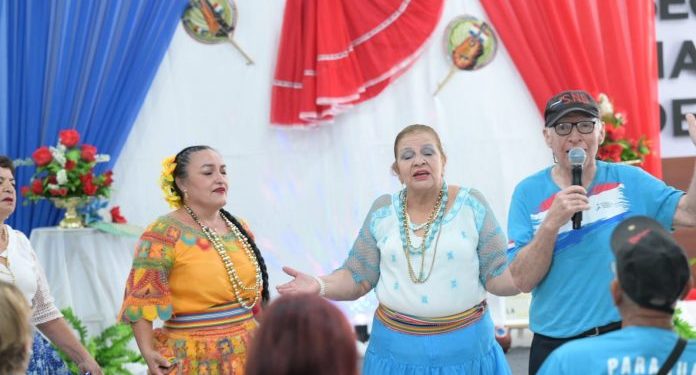 Con música, danza y poesía, los adultos mayores celebraron el Día de la Mujer Paraguaya en la SND