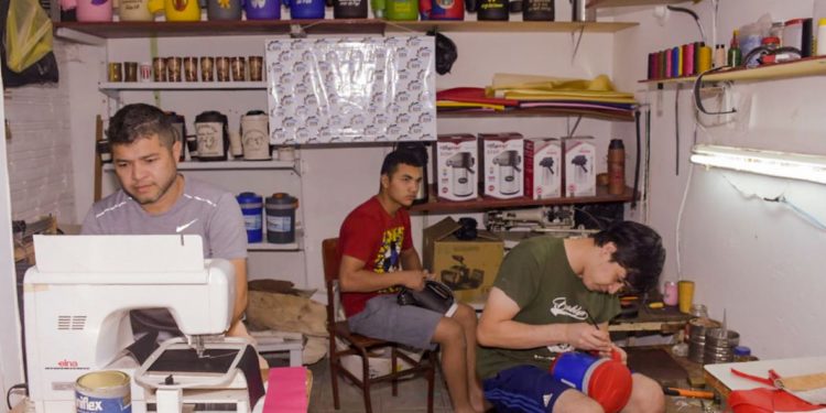 Buscando reinsertarse a la sociedad, interno privado de libertad crea una exitosa marca de marroquinería