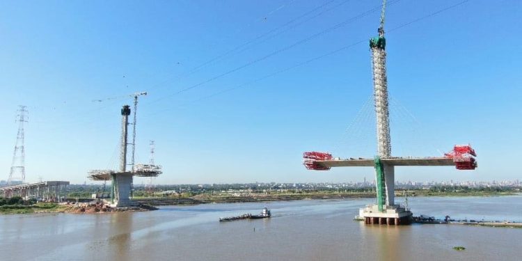Puente Héroes del Chaco llegó a su punto más alto Puente Héroes del Chaco llegó a su punto más alto
