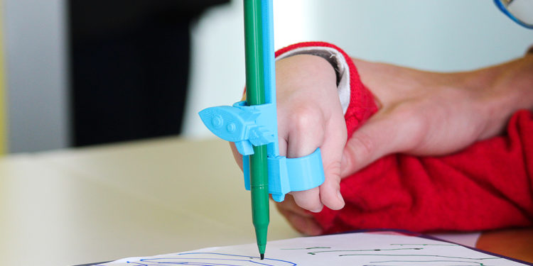 Voluntarios adaptan útiles escolares para favorecer a los chicos con discapacidad