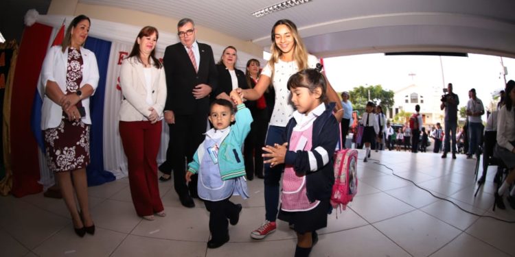 Ministro apela a un pacto social en favor de la educación durante apertura del año lectivo