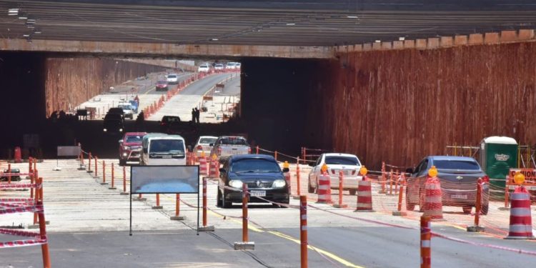 Proyectan extender nueva capa asfáltica en la colectora sur de Tres Bocas
