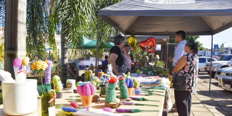 Ha iniciado la feria de agricultores y artesanos en Encarnación Ha iniciado la feria de agricultores y artesanos en Encarnación