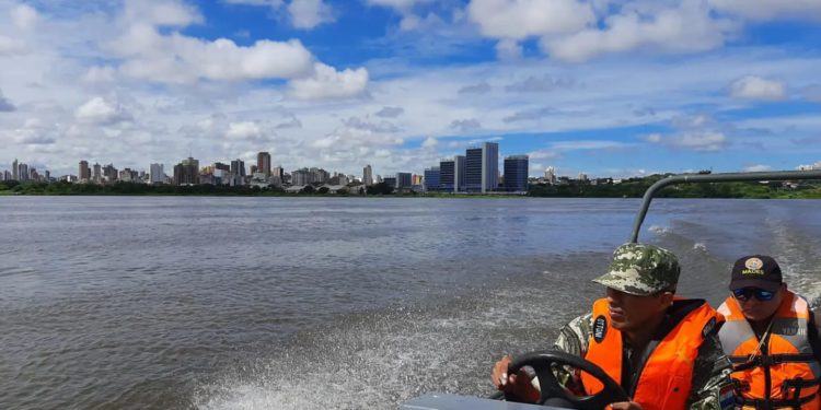 Técnicos ambientales y de la Prefectura Naval realizan fiscalización de las aguas en zonas chaqueñas a raíz de la mortandad de peces