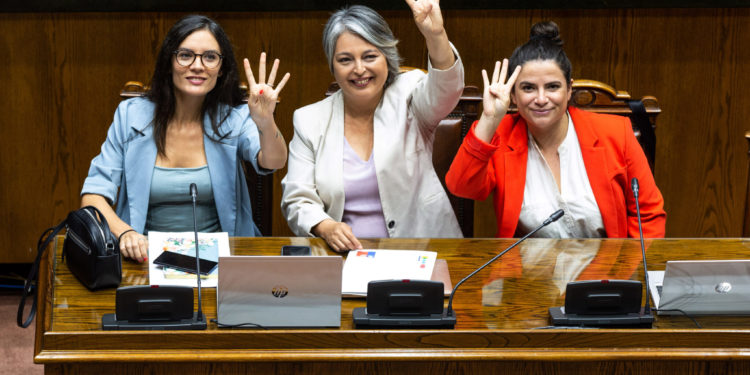 Aprueban proyecto de ley que reduce la semana laboral a 40 horas en Chile Aprueban proyecto de ley que reduce la semana laboral a 40 horas en Chile