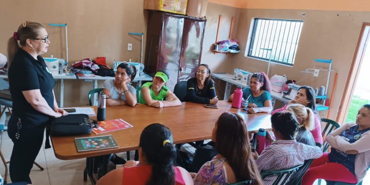 La confección de moda casual, sport y de vestir se instala en el penal de mujeres de Oviedo