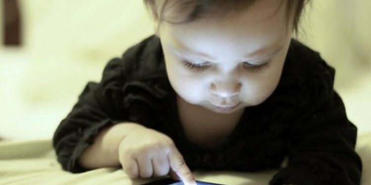 Recomiendan evitar exponer a niños menores de dos años de vida a pantallas