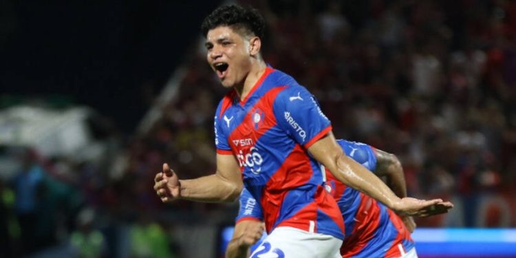 ¡El golazo de la noche! Claudio Aquino hizo magia en La Nueva Olla ¡El golazo de la noche! Claudio Aquino hizo magia en La Nueva Olla