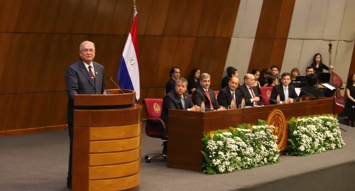 Emiliano Rolón promete aplicar la justicia sin distinciones, tras su juramento como Fiscal General. Emiliano Rolón promete aplicar la justicia sin distinciones, tras su juramento como Fiscal General.