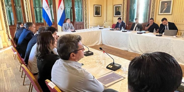 Ejecutivo y productores apelan al trabajo coordinado para frenar ingreso de la gripe aviar al país