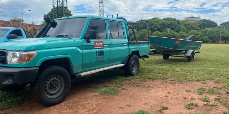 ANDE entrega a funcionarios lanchas para atender reclamos en zonas inundadas ANDE entrega a funcionarios lanchas para atender reclamos en zonas inundadas