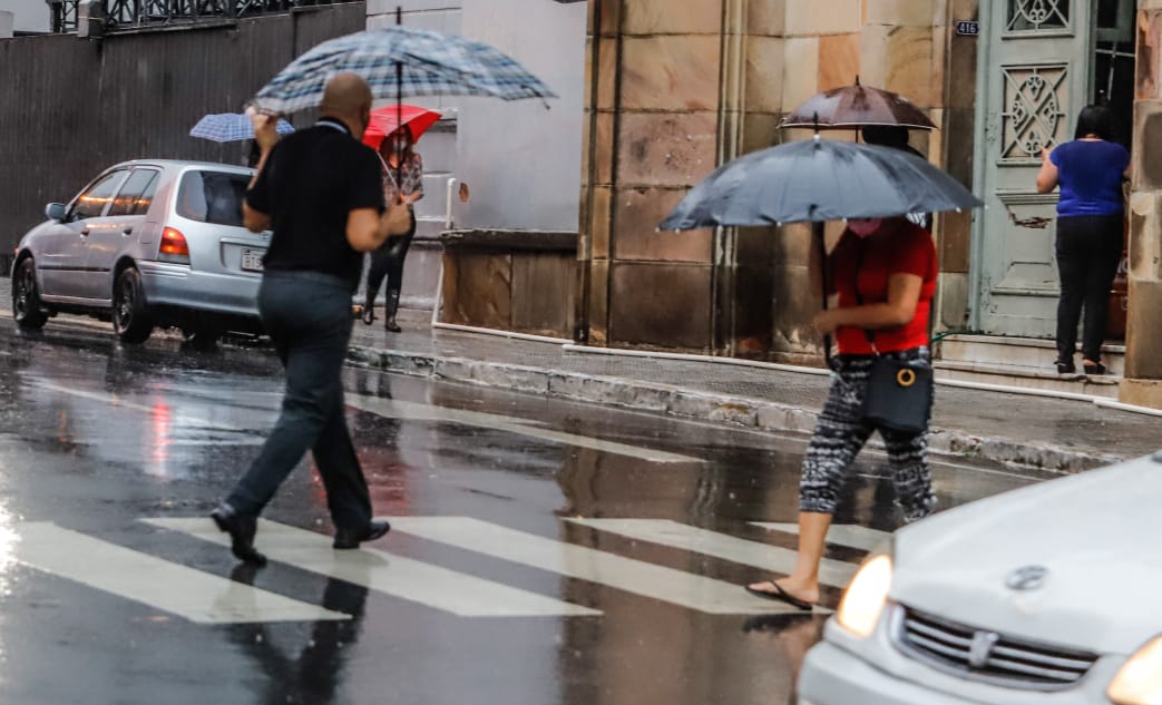 Anuncian día cálido con lluvias dispersas y ocasionales tormentas eléctricas