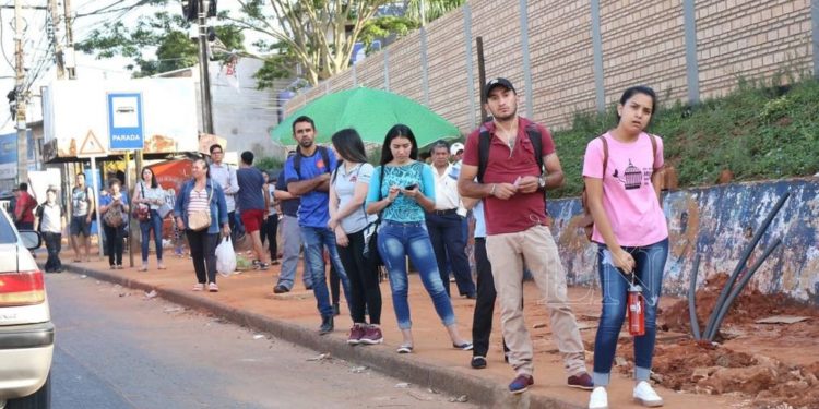 Nueva regulada de buses, pasajeros denunciaron largas esperas Nueva regulada de buses, pasajeros denunciaron largas esperas
