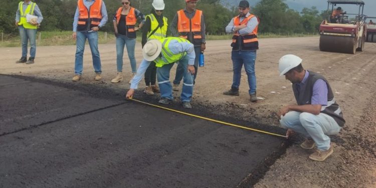 Obras de la Ruta de la Leche avanzan con la pista de prueba para colocación de concreto asfáltico