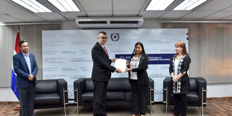 Mujer nativa del Chaco ocupa por primera vez Dirección general de Educación Escolar Indígena del MEC Mujer nativa del Chaco ocupa por primera vez Dirección general de Educación Escolar Indígena del MEC