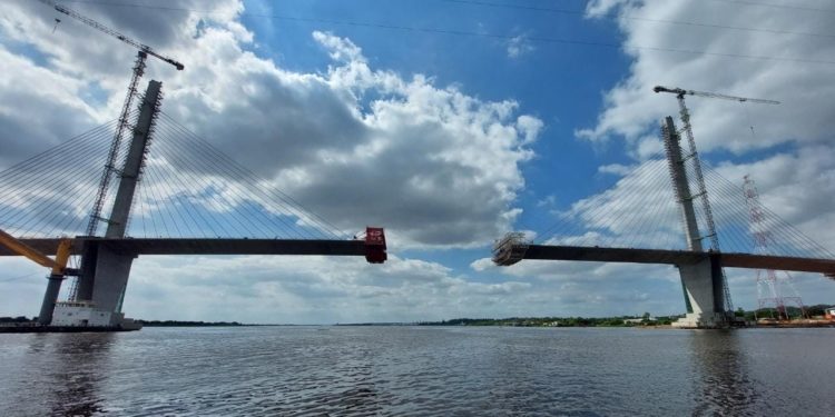 Puente Héroes del Chaco a solo 68 metros de unir ambas márgenes del río Paraguay Puente Héroes del Chaco a solo 68 metros de unir ambas márgenes del río Paraguay