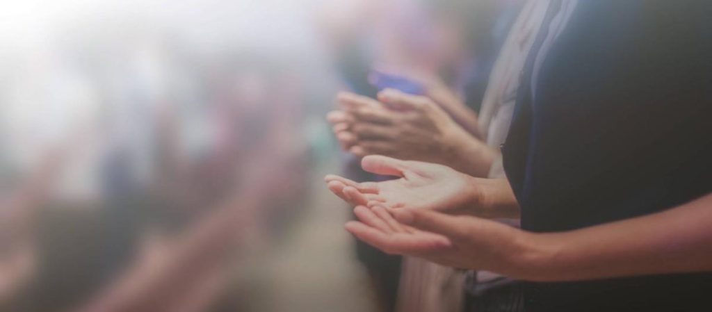 Restricciones religiosas motivadas por una ideología política antirreligiosa (comunismo) y por el control totalitario del gobierno