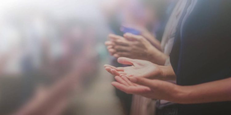 Restricciones religiosas motivadas por una ideología política antirreligiosa (comunismo) y por el control totalitario del gobierno