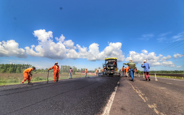 Las obras de asfaltado del primer tramo de la ruta Alberdi – Pilar se aproxima al 50% de avance