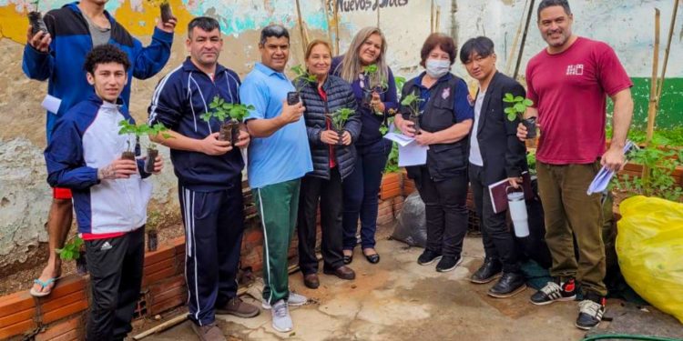 Inició el curso de siembra de frutilla orgánica en Penitenciaría de Tacumbú