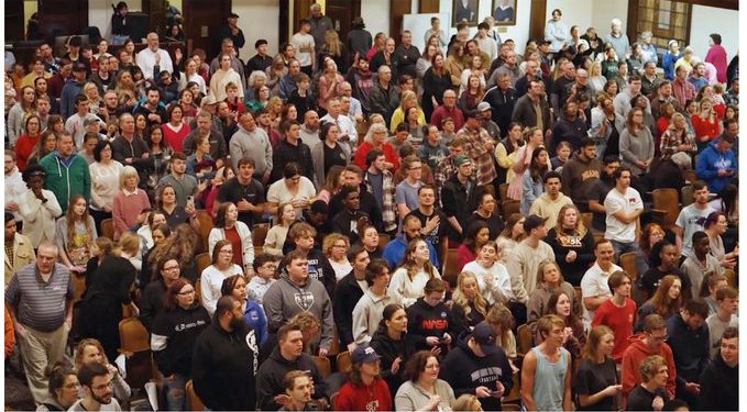 El Avivamiento continúa: Cientos de jóvenes de bautizaron tras aceptar a Cristo en Gatlinburg