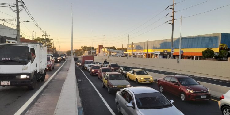 Continúa el lento y caótico tránsito en la zona del túnel de Tres Bocas