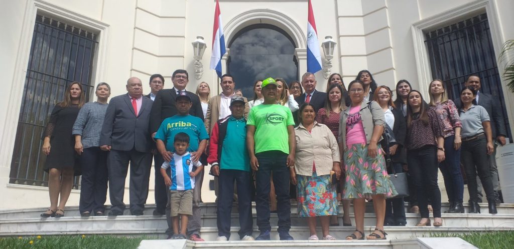 Gobierno reivindica derechos indígenas a través de la cesión de títulos de propiedad a comunidades Gobierno reivindica derechos indígenas a través de la cesión de títulos de propiedad a comunidades