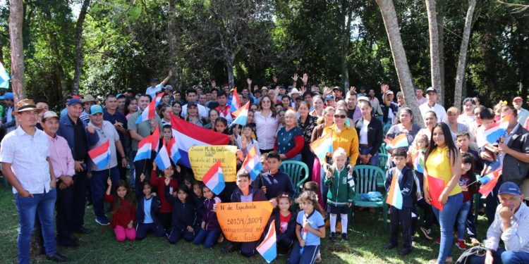 Luego de 32 años de asentamiento en colonia del Indert familias de Repatriación reciben primeros títulos de propiedad Luego de 32 años de asentamiento en colonia del Indert familias de Repatriación reciben primeros títulos de propiedad