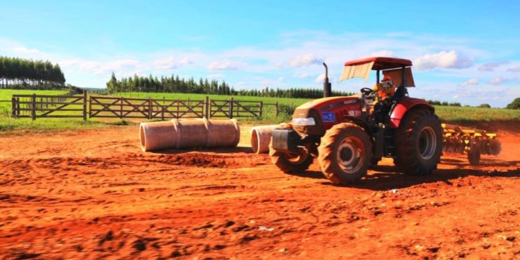 MOPC mejora varios caminos no pavimentados en distintos puntos del país MOPC mejora varios caminos no pavimentados en distintos puntos del país