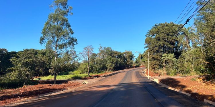 Prosigue la construcción de nuevos tramos asfaltados en dos distritos de Itapúa Prosigue la construcción de nuevos tramos asfaltados en dos distritos de Itapúa