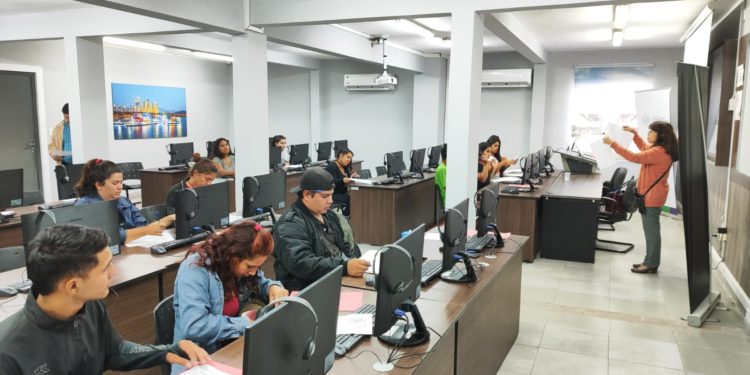 Continúan las clases de computación dirigidas a pobladores del Bañado Tacumbú