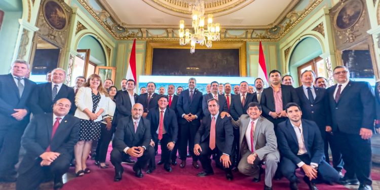 Oficializan firma de contratos para la pavimentación de 166 km de la Ruta Nacional PY12