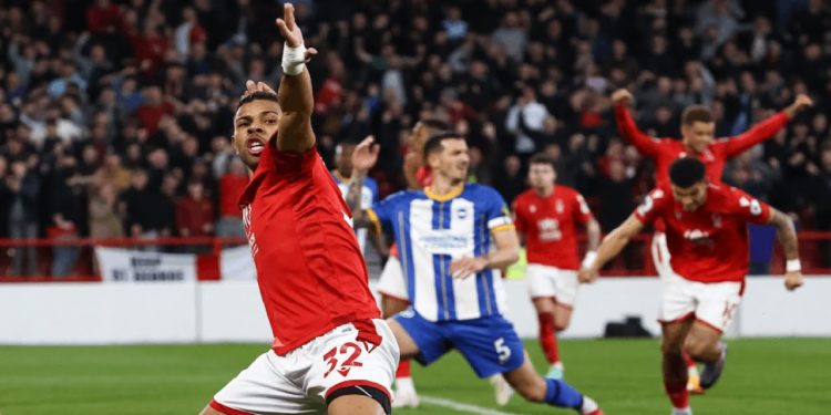 El Brighton de Julio Enciso cayó goleado ante el Nottingham Forest