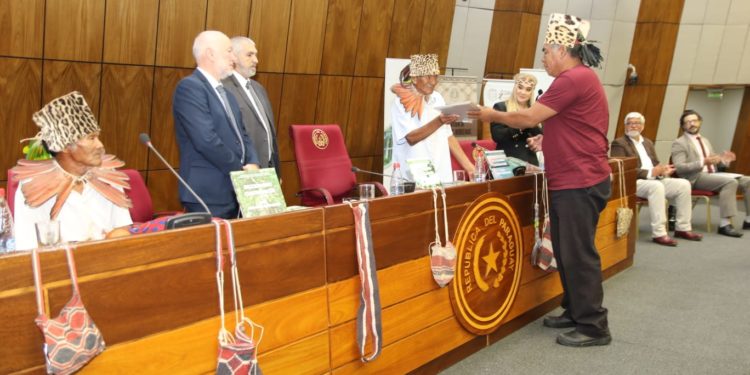 Presentan diccionario cuatrilingüe: ayoreo – español – guaraní – portugués