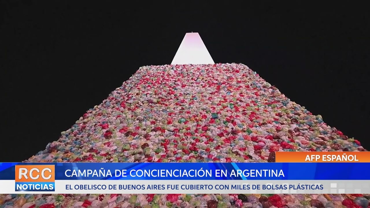 Obelisco argentino cubierto con miles de bolsas plásticas