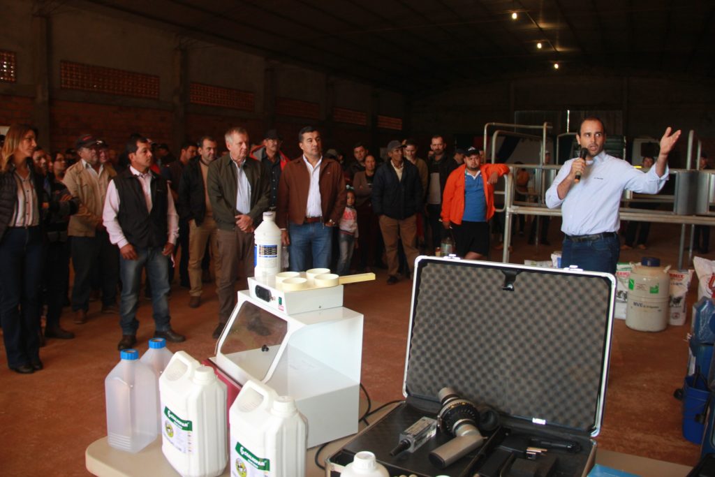 Gobierno entregó implementos para modernizar la producción láctea de familias de Caaguazú