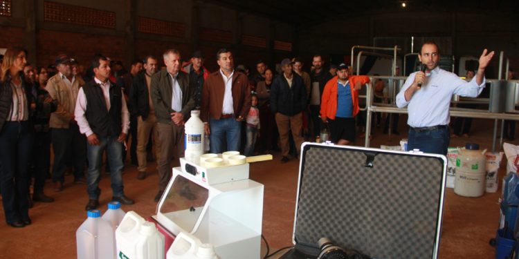 Gobierno entregó implementos para modernizar la producción láctea de familias de Caaguazú