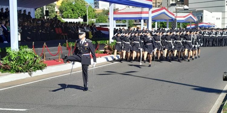 Policías y militares rindieron homenaje a la patria con un desfile en la Costanera de Asunción