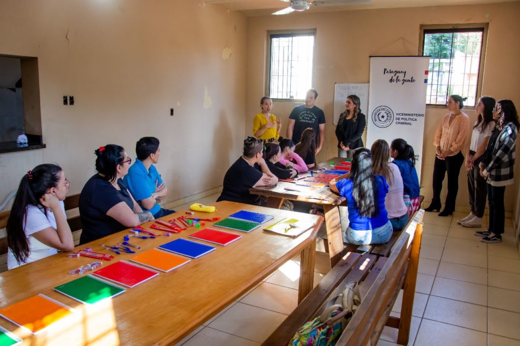 Inició curso de inglés en penal de Buen Pastor, con 15 MPL matriculadas