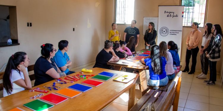 Inició curso de inglés en penal de Buen Pastor, con 15 MPL matriculadas