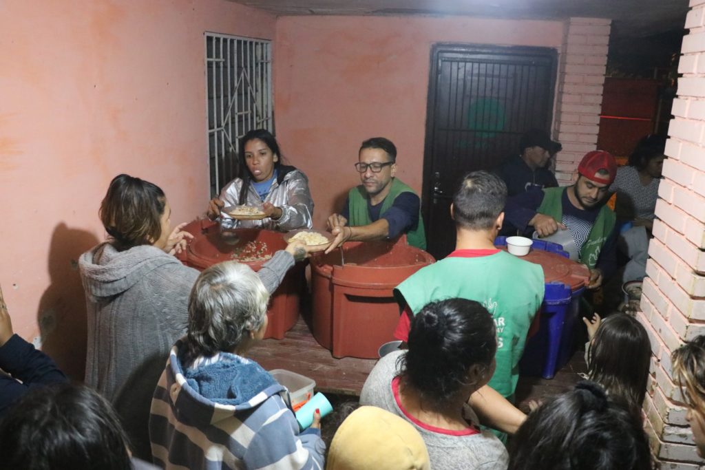 Llevando un plato de comida a las personas en situación de vulnerabilidad Llevando un plato de comida a las personas en situación de vulnerabilidad