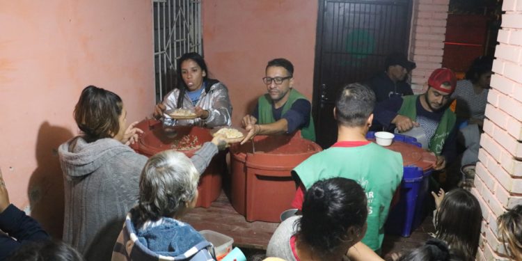Llevando un plato de comida a las personas en situación de vulnerabilidad Llevando un plato de comida a las personas en situación de vulnerabilidad