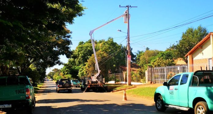 ANDE reparó 642 artefactos de alumbrado público y montó 75 nuevos transformadores a nivel país ANDE reparó 642 artefactos de alumbrado público y montó 75 nuevos transformadores a nivel país