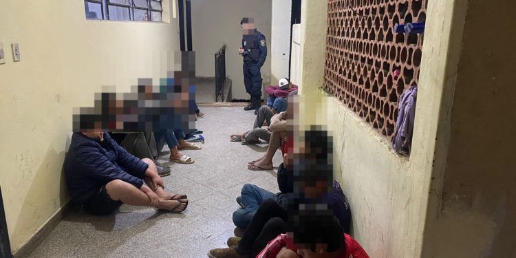 Diez personas fueron aprehendidas tras operativos policiales realizados en barrios de Asunción