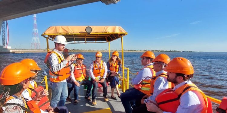 Delegación de empresarios internacionales visitó el puente Héroes del Chaco