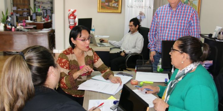 Equipo técnico verifica los documentos de postulantes a becas de la EBY