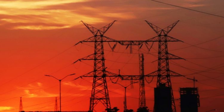 ANDE y la Municipalidad de Hohenau firman convenio para mejorar servicio eléctrico a más de 11.000 usuarios