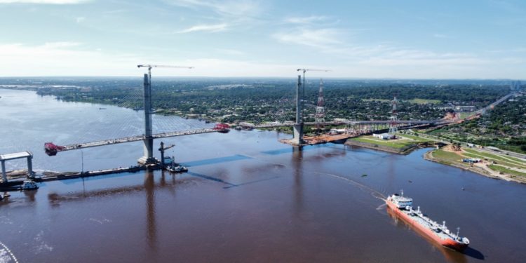Quedan pocos metros para la unión del puente Héroes del Chaco Quedan pocos metros para la unión del puente Héroes del Chaco