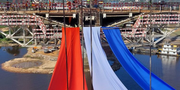 El Puente Héroes del Chaco se viste con los colores patrios y ya registra 93% de avance