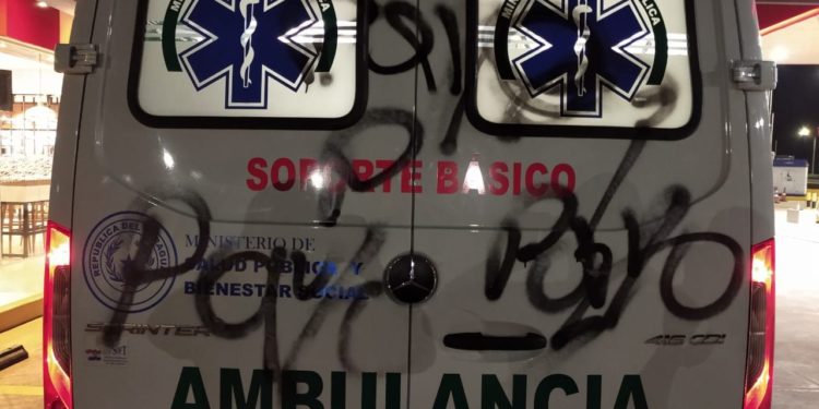 Ambulancias son violentadas y retenidas por manifestantes